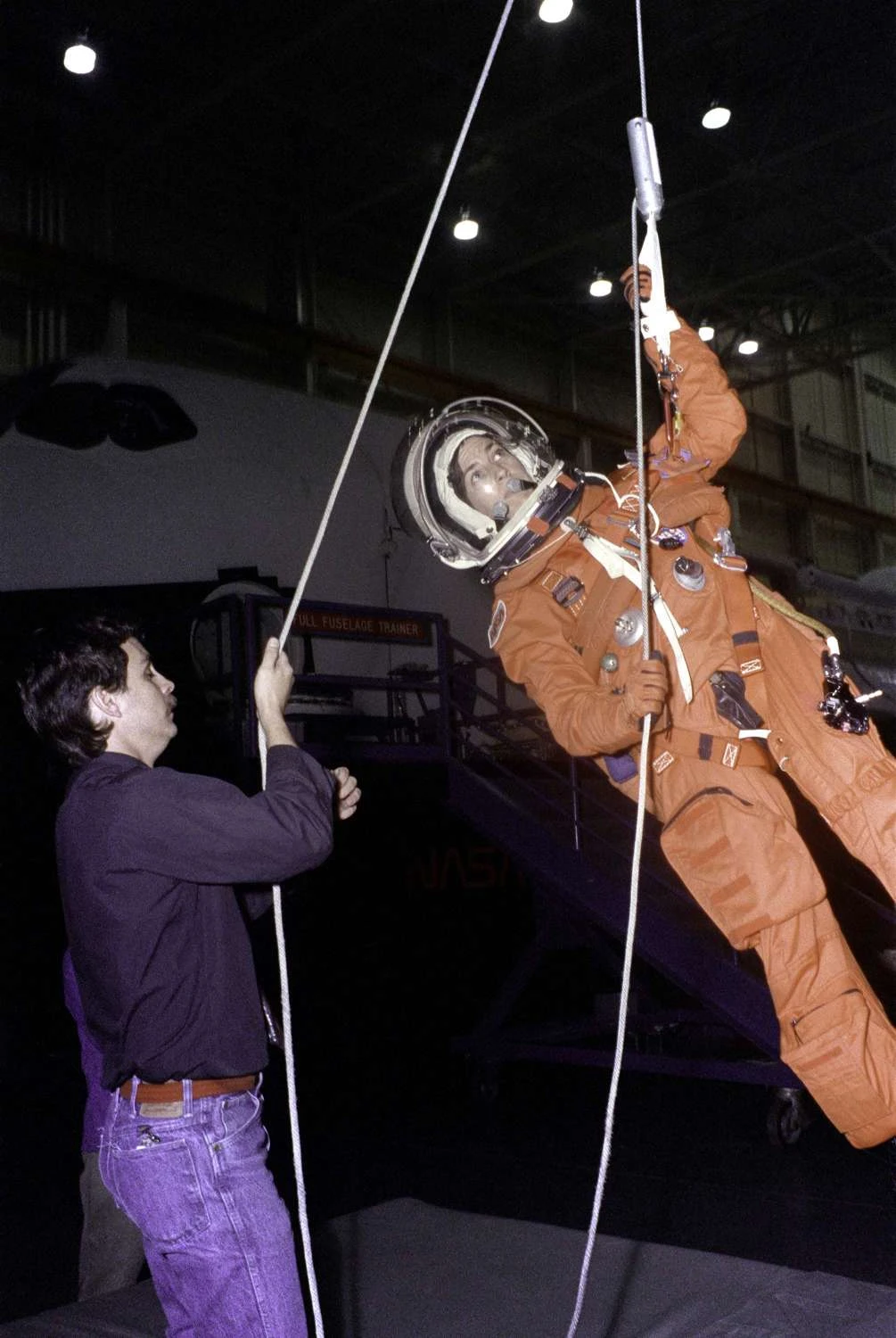 الن اوچوا در حال تمرین خروج اضطراری از شاتل فضایی، 1992