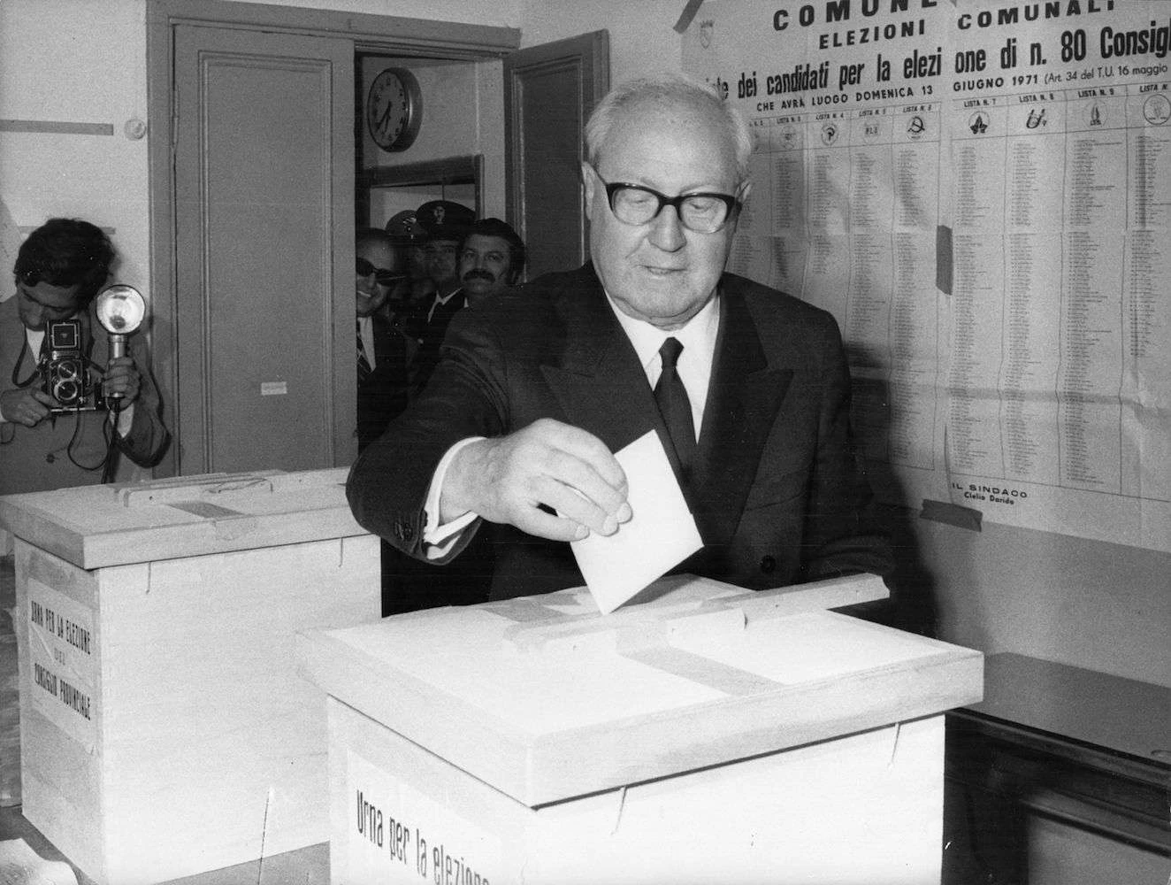 عکس رئیس جمهور جوزپه ساراگات در حال رای دادن در یک انتخابات.