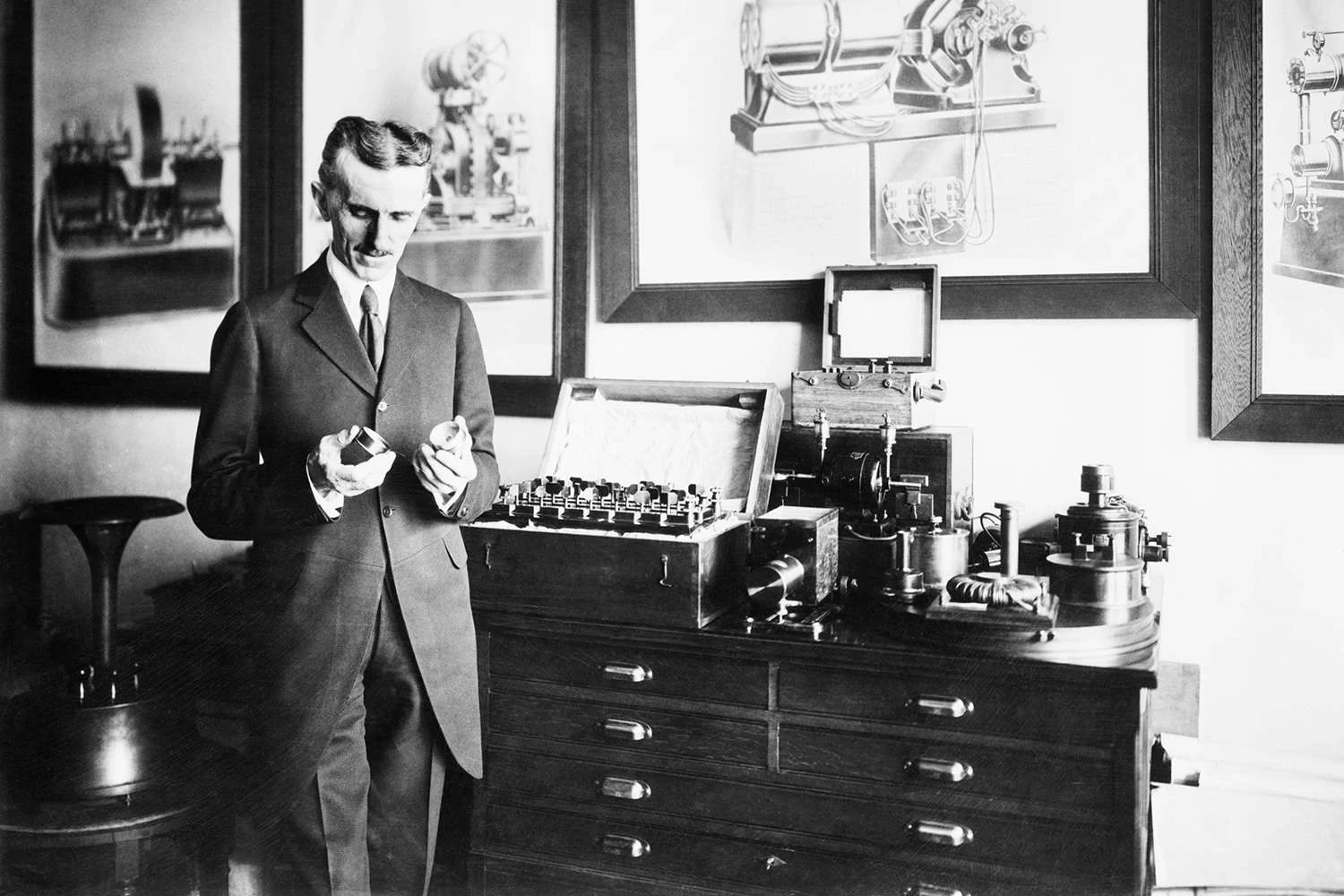 عکس سیاه و سفید از نیکولا تسلا.