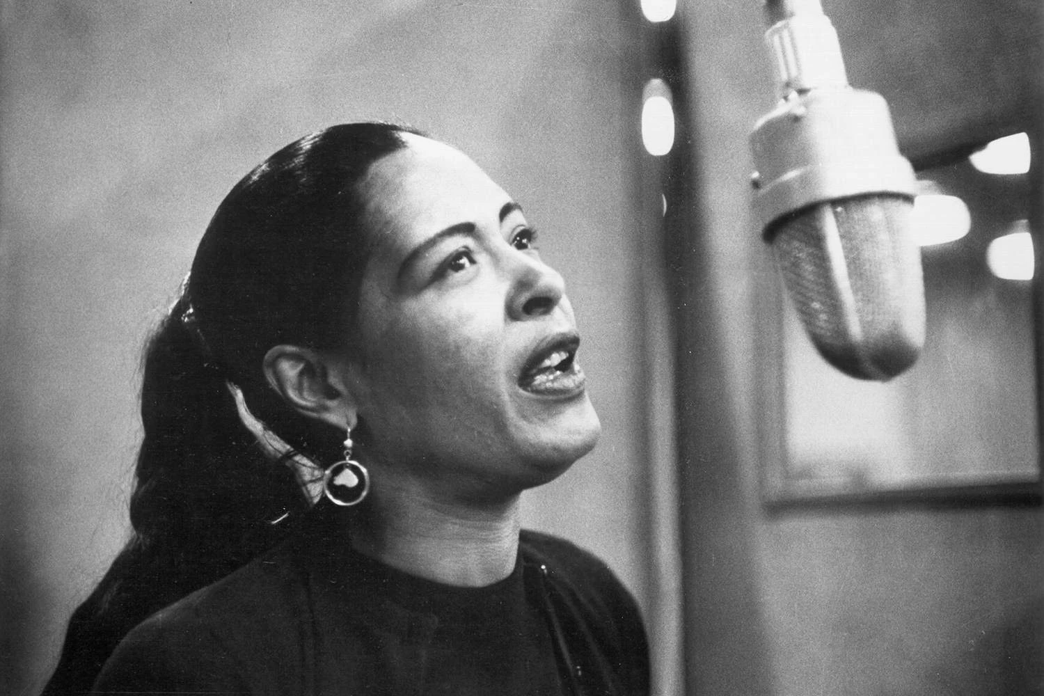 بیلی هالیدی یک خواننده افسانه ای جاز بود که نزدیک به سی سال فعالیت حرفه ای داشت.