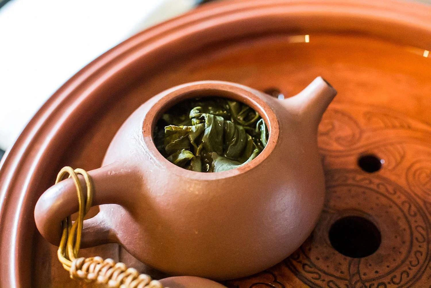 نمای نزدیک از برگ‌ها در چای‌دان