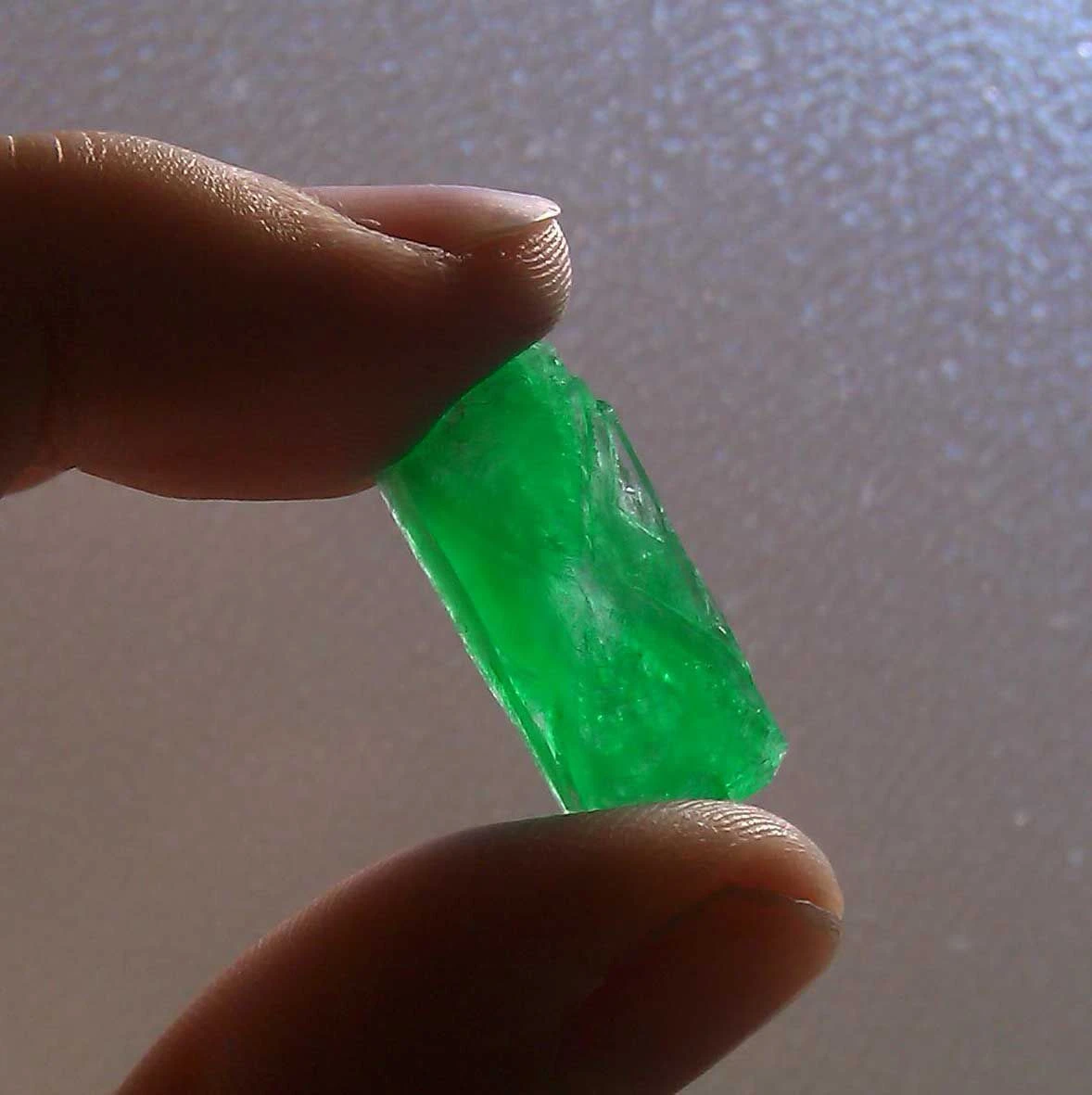 این تک بلور از فسفات آمونیوم یک شبه رشد کرد. کریستال سبز رنگ شبیه زمرد است. فسفات آمونیوم رایج ترین ماده شیمیایی است که در کیت های رشد کریستال یافت می شود.