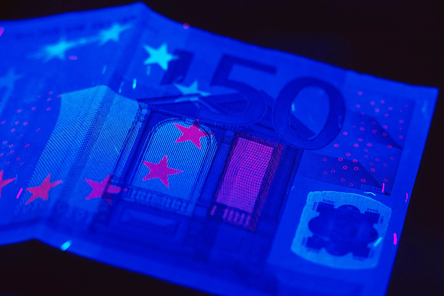 اسکناس ها و نور سیاه