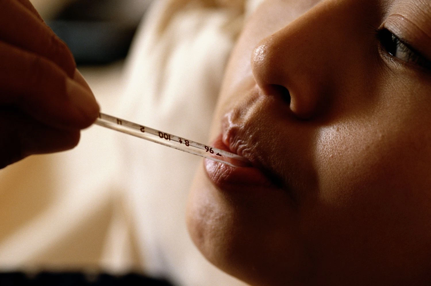 زن با دماسنج دهانی