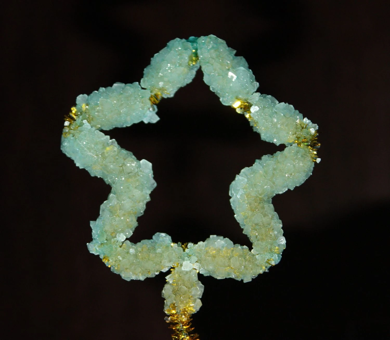 می توانید کریستال های بوراکس را روی شکل ستاره ای پرورش دهید تا ستاره های کریستالی بوراکس را تشکیل دهید.