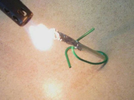 یک موشک کبریت روشن