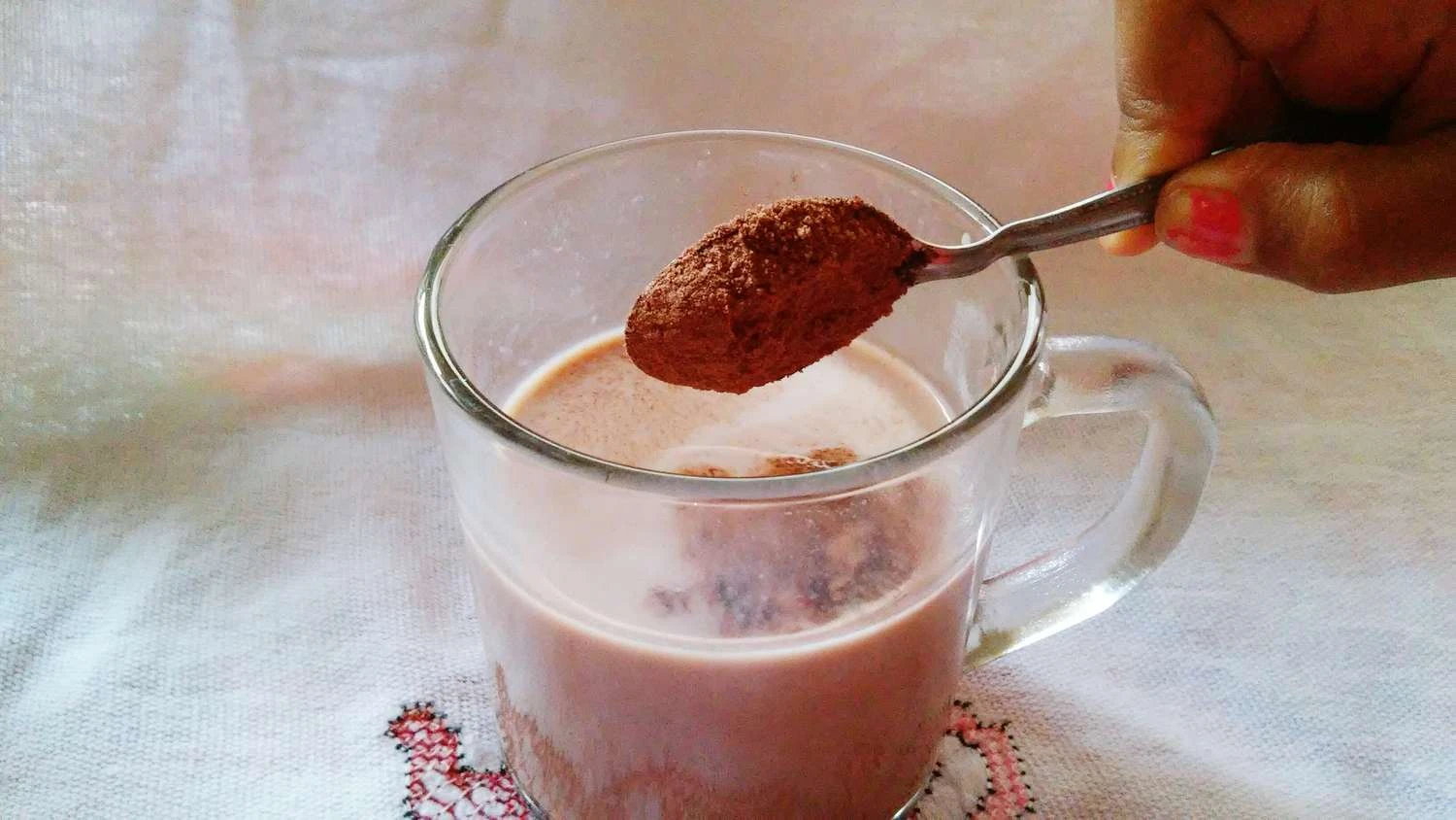 اضافه کردن پودر شکلات به شیر