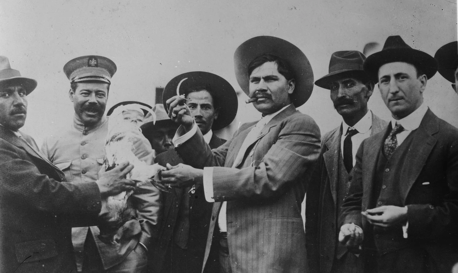 پانچو ویلا (چپ) و رودولفو فیرو، معروف به قصاب