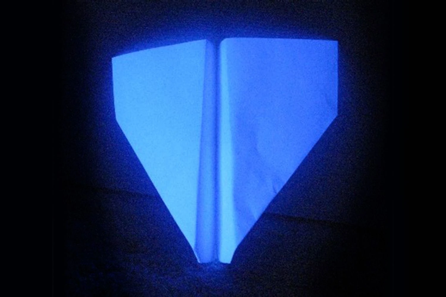 کاغذ سفید و نور سیاه