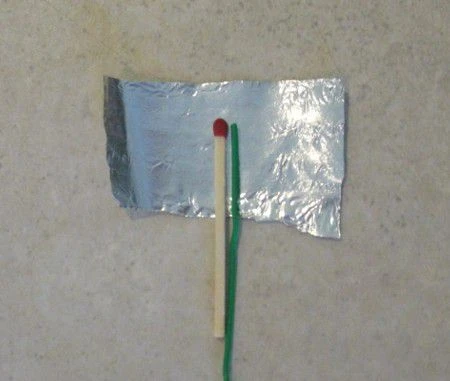 یک کبریت و تکه فویل