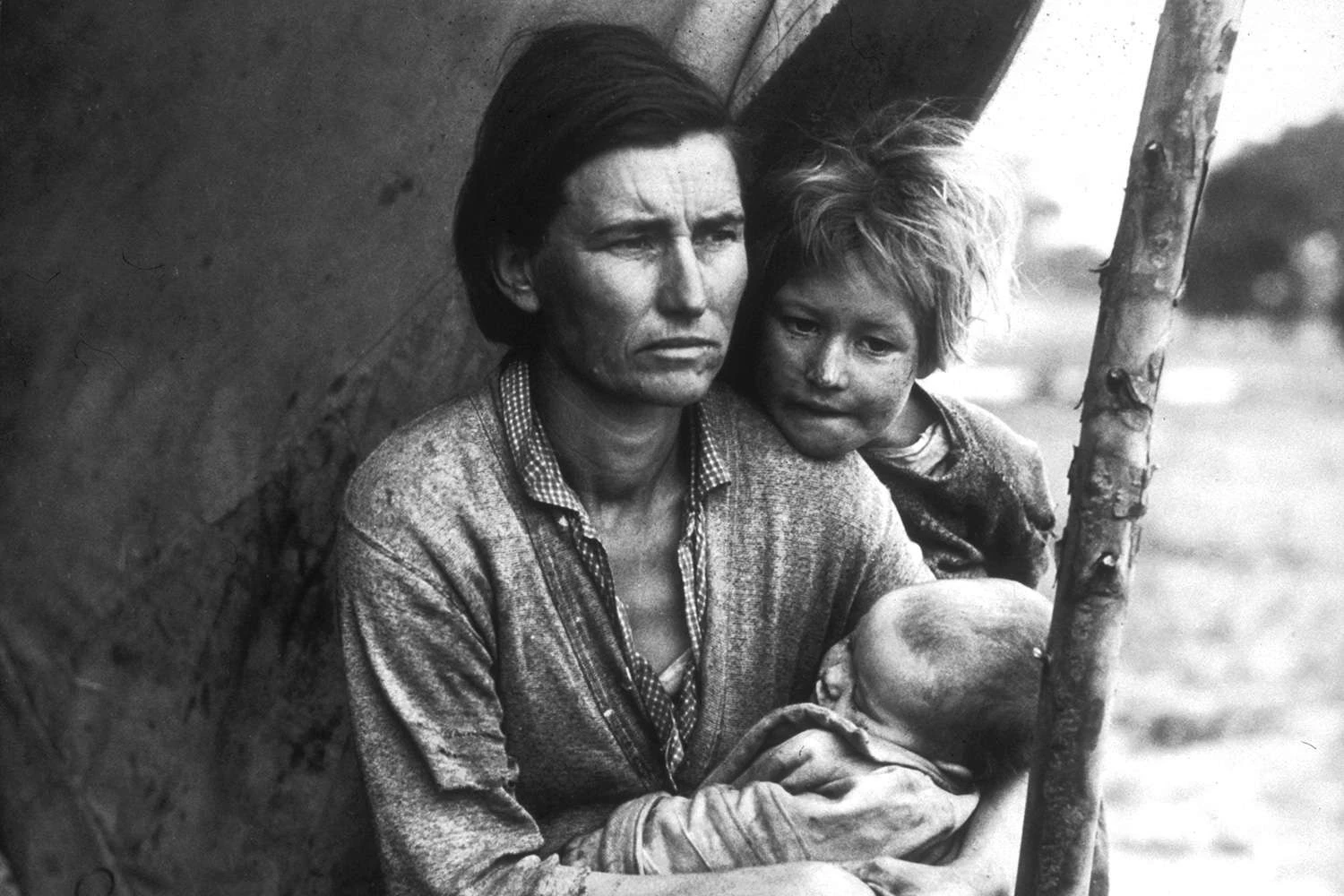 فلورنس تامپسون با فرزندانش در دوران رکود بزرگ نشسته است.