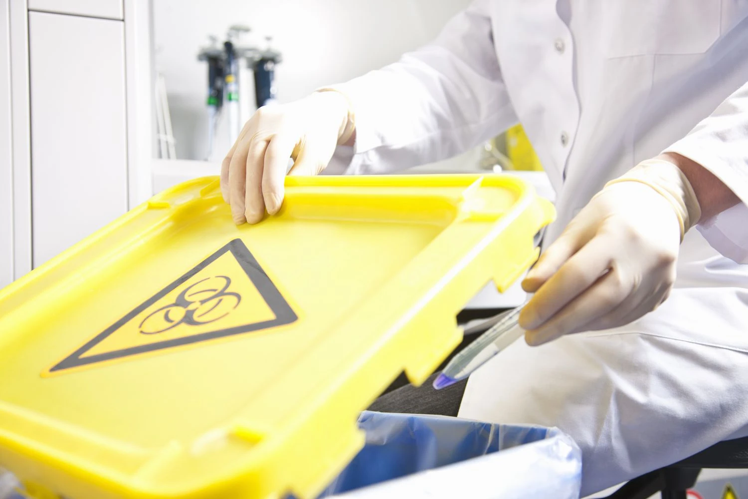 بسیاری از آزمایشگاه ها دارای محل های زباله مخصوص برای پسماندهای تیز، زباله های زیست خطرناک، زباله های رادیواکتیو و مواد شیمیایی آلی هستند.