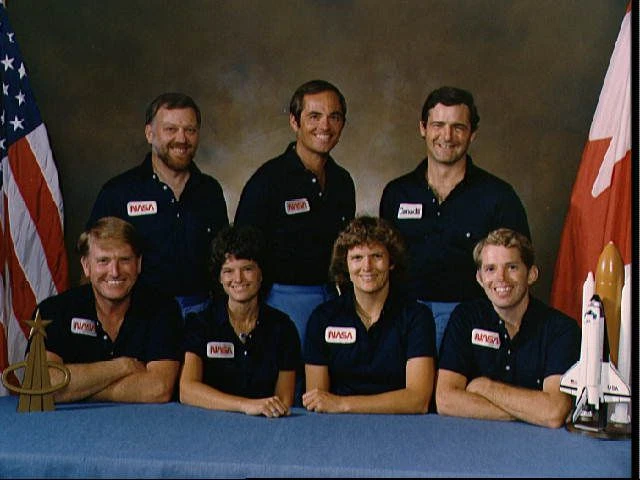 عکس رسمی گروه ماموریت 41-G شامل کاترین سالیوان و سالی راید