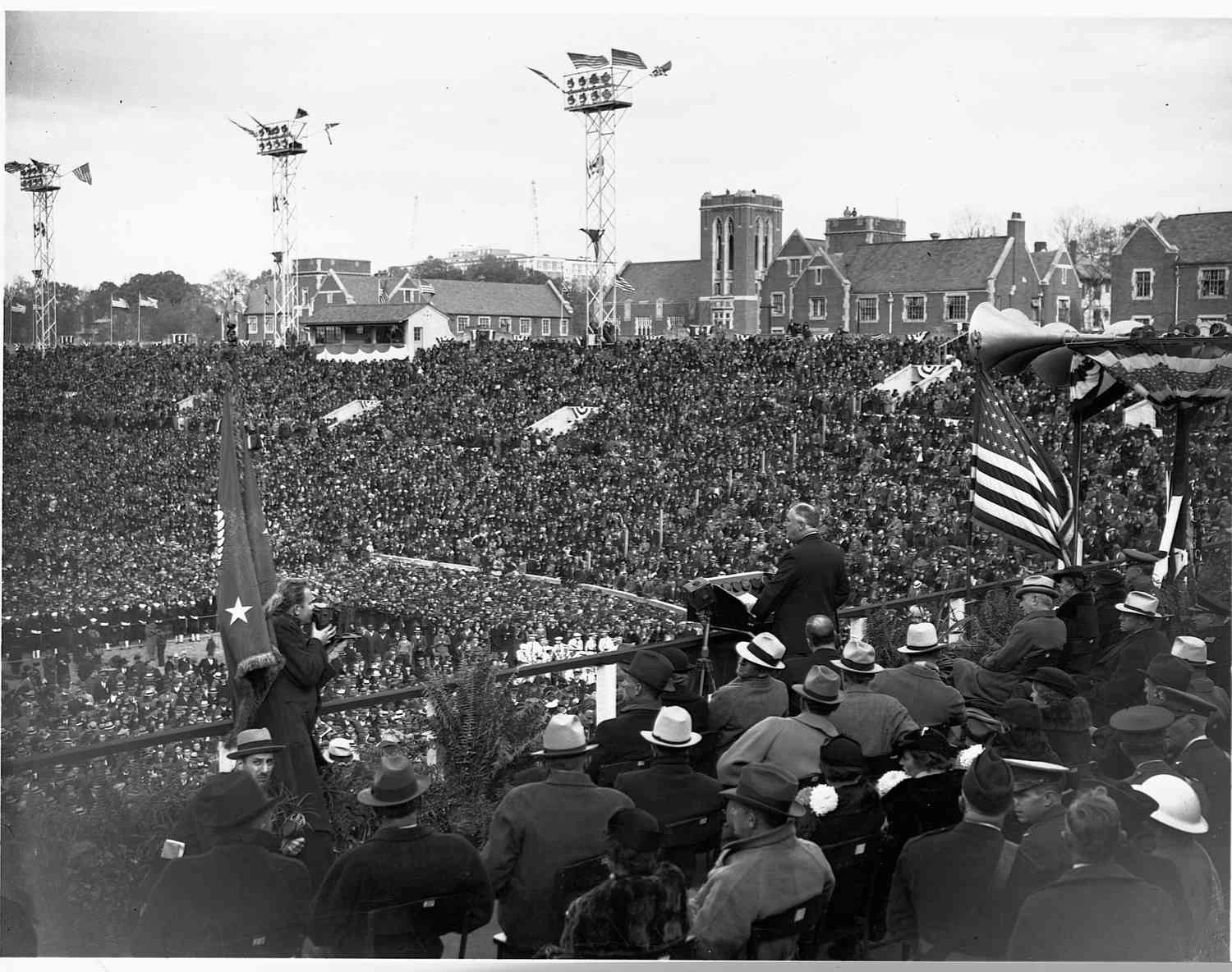 رئیس جمهور فرانکلین دلانو روزولت در جمع مردم سخنرانی می کند و از نیو دیل دفاع می کند.