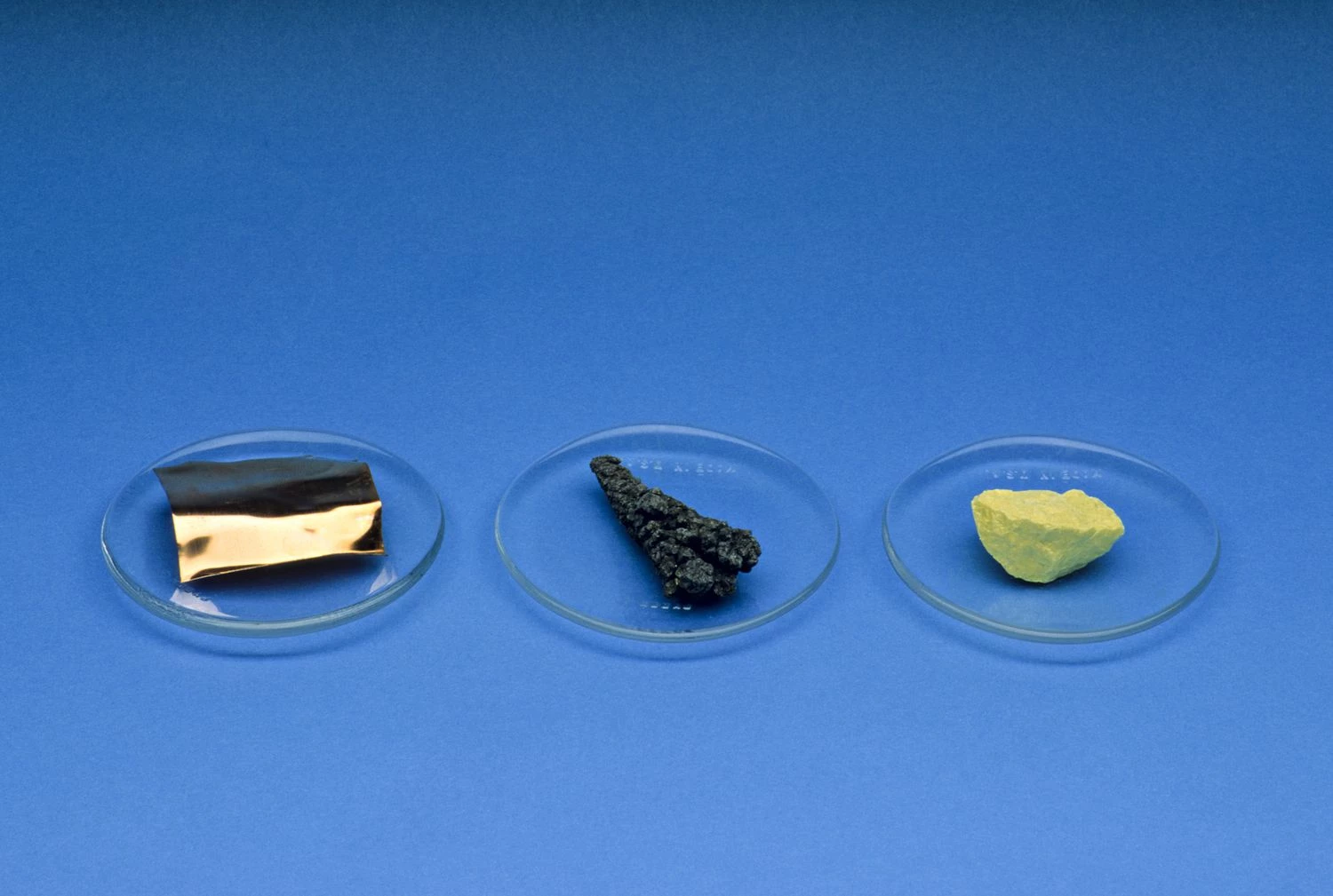 فلز: مس (چپ)؛ نیمه فلز: آرسنیک (وسط) و غیرفلز: گوگرد (راست).