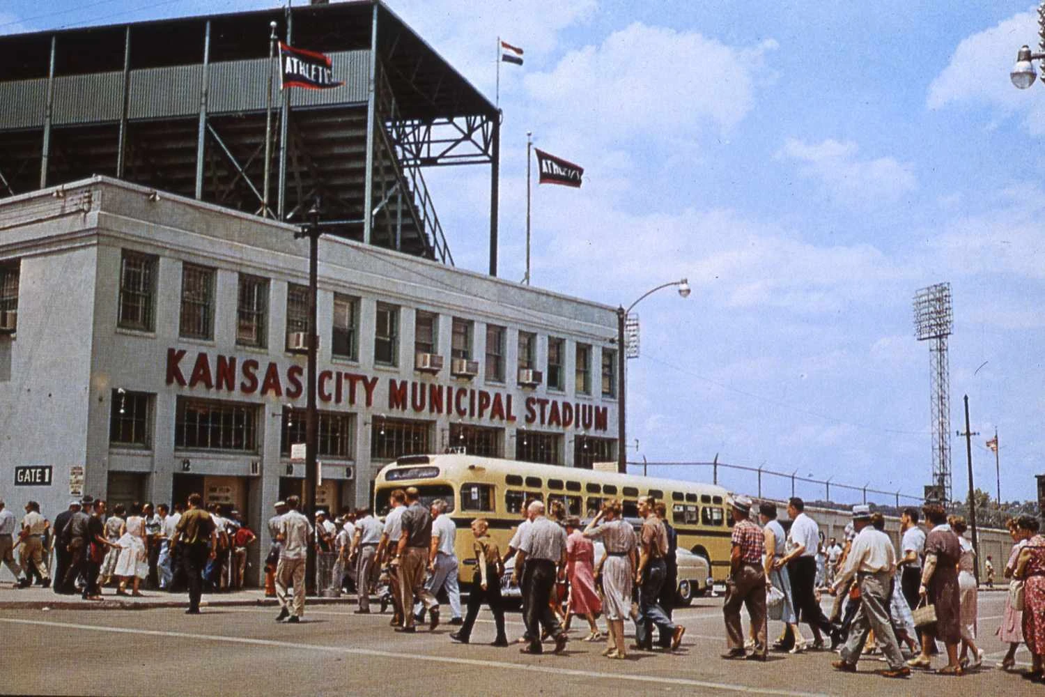 جمعیتی از مردم که وارد استادیوم شهرداری کانزاس سیتی می‌شوند، جایی که کانزاس سیتی مونارکز در آن بازی می‌کردند
