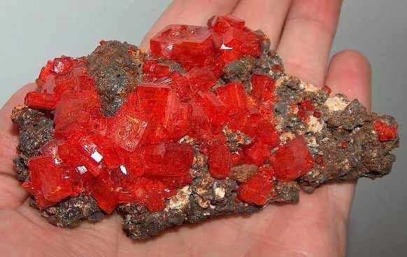 بلورهای دی کرومات پتاسیم به طور طبیعی به عنوان لوپزیت معدنی کمیاب وجود دارند.