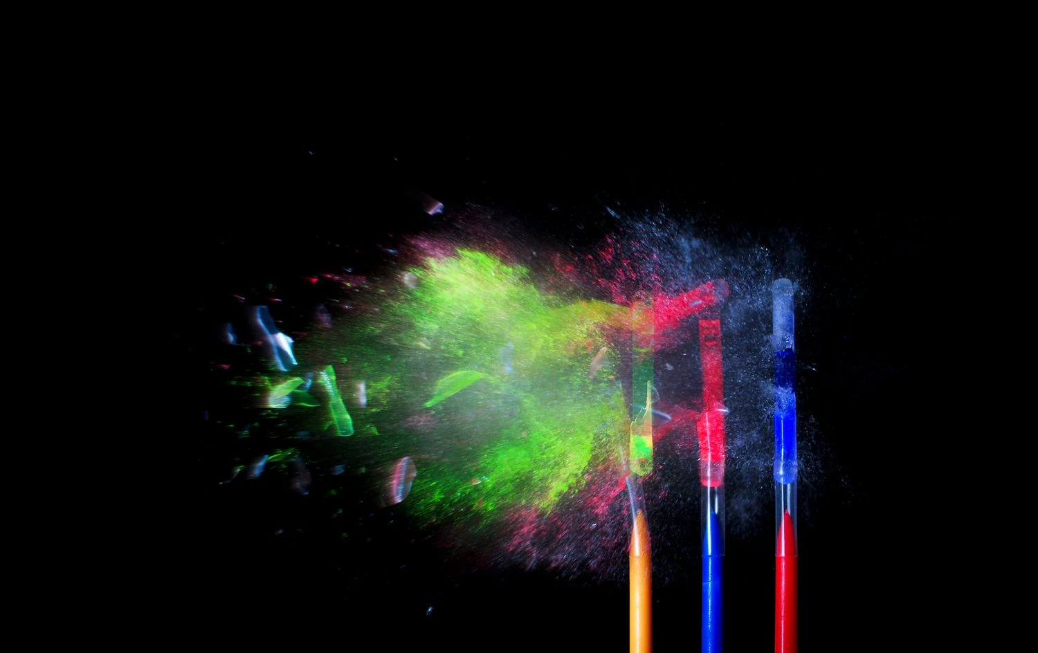 مایع استیک شب‌تاب خارج از محفظه خود می‌درخشد، اما لاک ناخن شما را درخشان نمی‌کند.