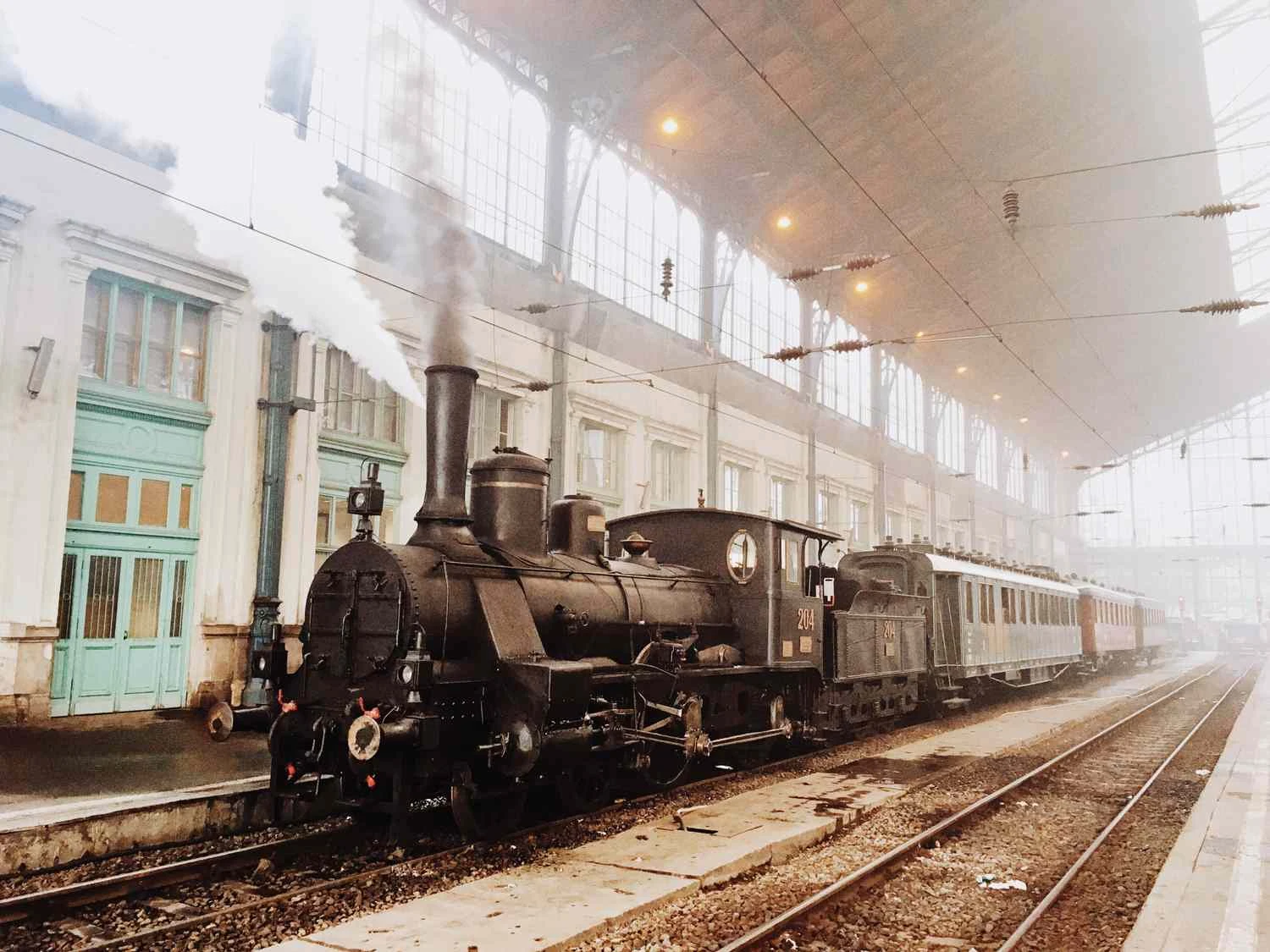 قطار در مسیر راه آهن در مقابل آسمان