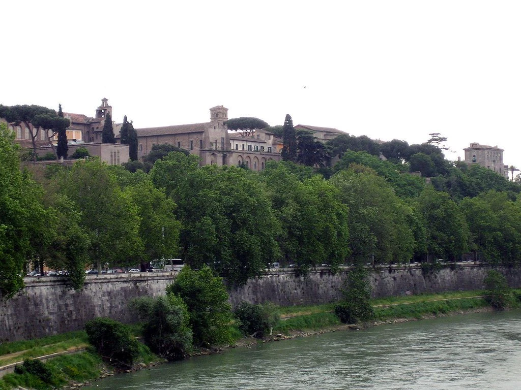 تپه آونتین و رود تیبر