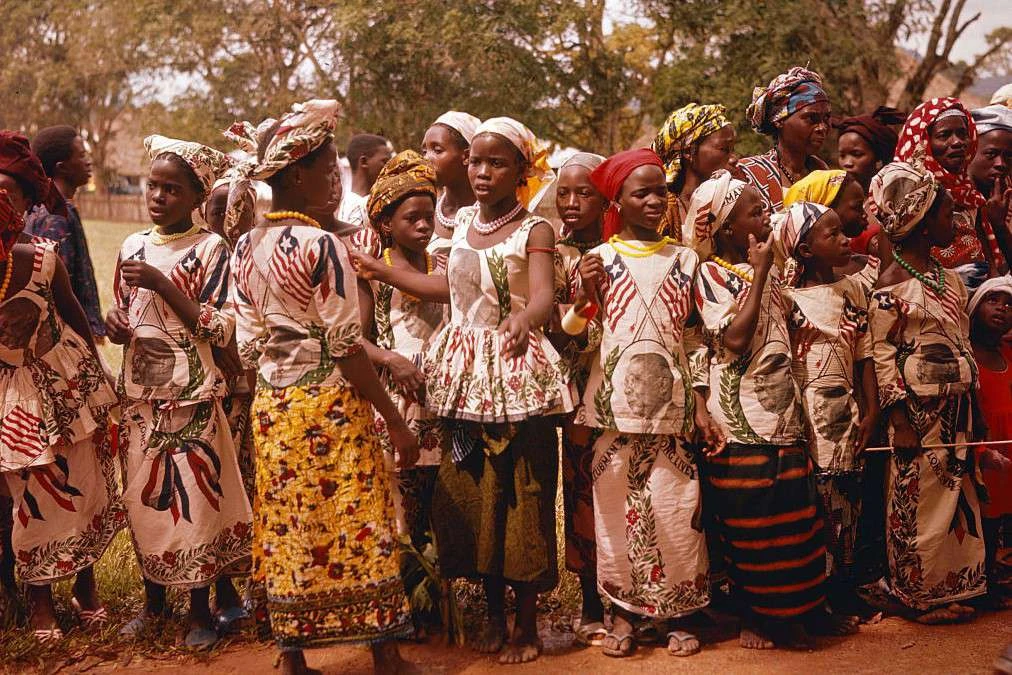 دختران در مراسم بزرگداشت ملی، لباس هایی می پوشند که پرچم لیبریا و رهبران سیاسی را نشان می دهد.