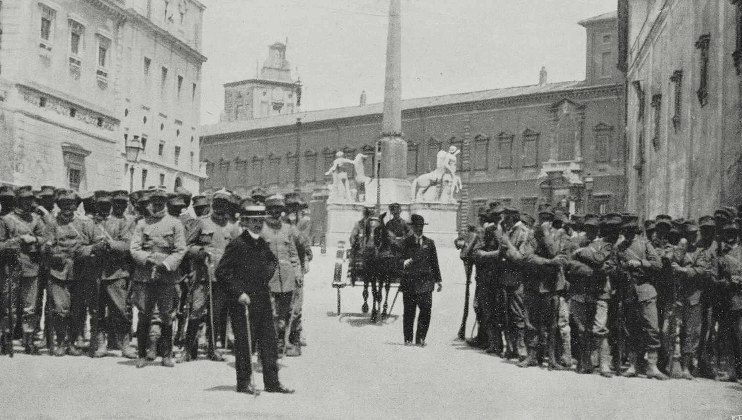 سربازان در حال محافظت از کاخ کویرینال