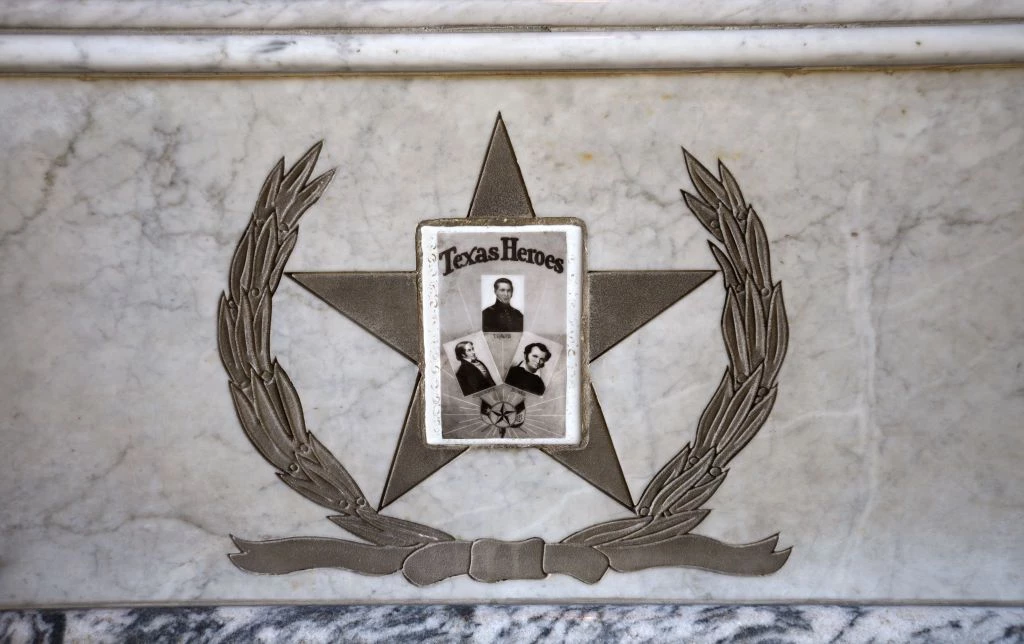 تراویس خطی در خاک کشید... شاید