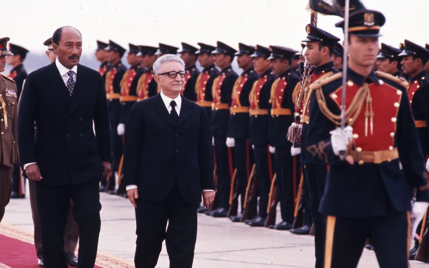 عکس رنگی پرزیدنت جووانی لئونه در حال عب��ر از کنار سربازان با لباس فرم.