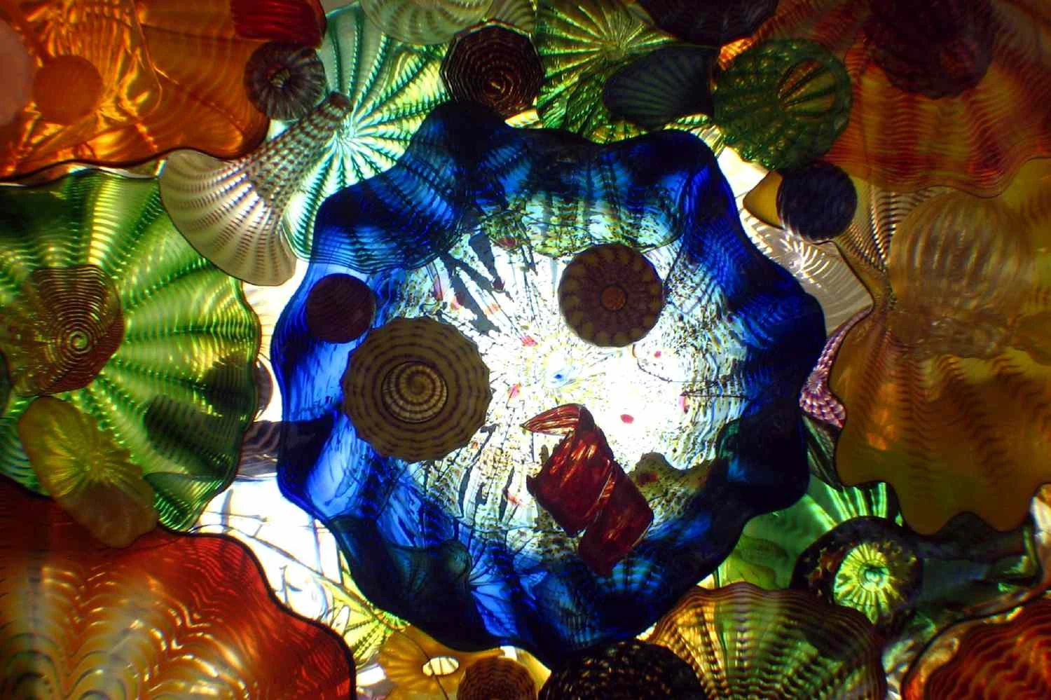 پل چیهولی در Tahoma، واشنگتن، از شیشه ساخته شده است که در خاورمیانه اختراع شده است