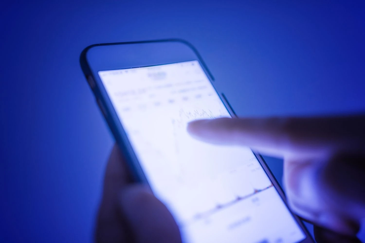 نمای نزدیک از یک انگشت که بر روی گوشی هوشمند لمس می کند.