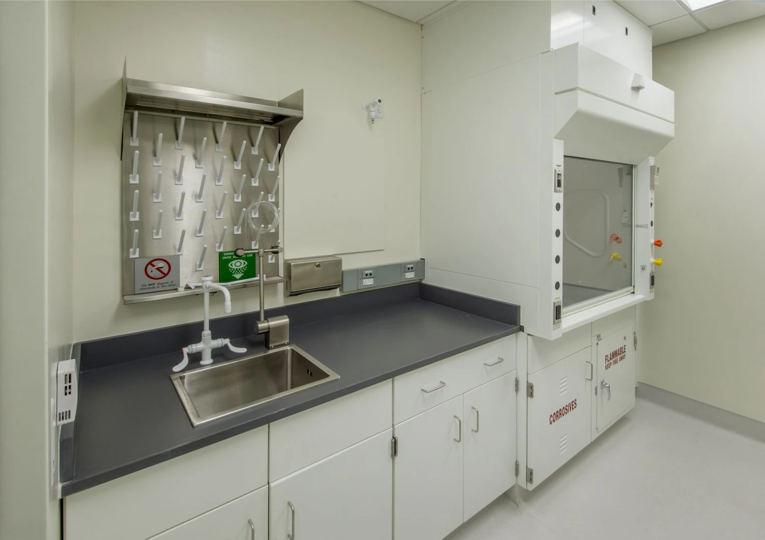 آزمایشگاه با هود و مواد ایمنی