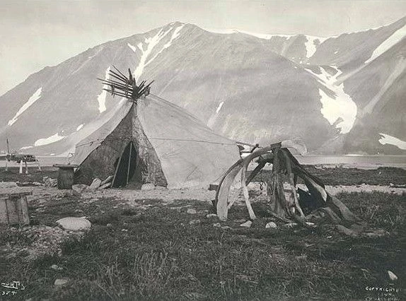 خانه چادری و آتش اردوگاه تابستانی اسکیموها، 1899، خلیج پلوور، سیبری