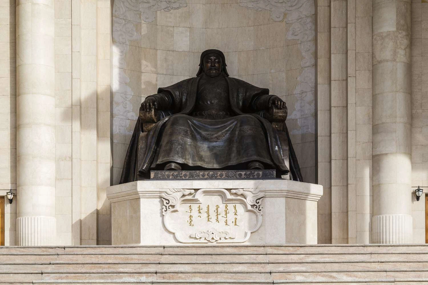 مجسمه چنگیز خان در ساختمان دولتی، اولان‌باتور، مغولستان