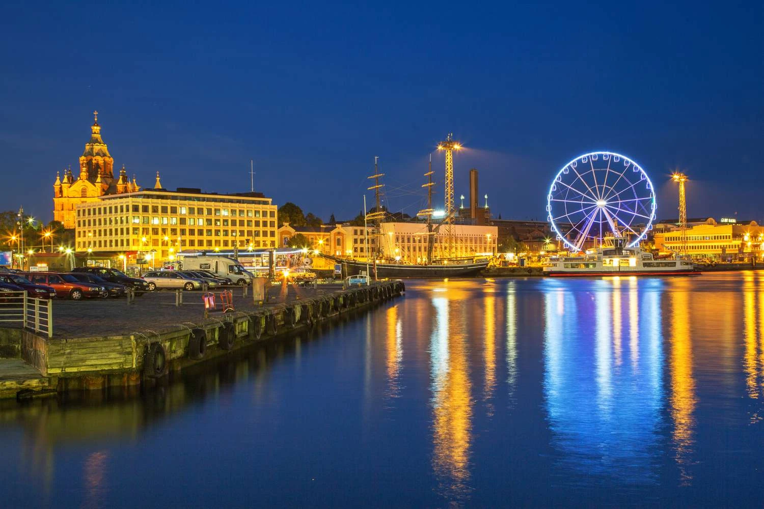 بندر هلسینکی و کلیسای جامع اوسپنسکی در شب